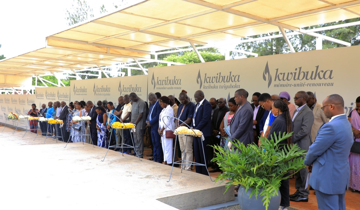 Deputados da EAC visitam o Memorial do Genocídio em Kigali