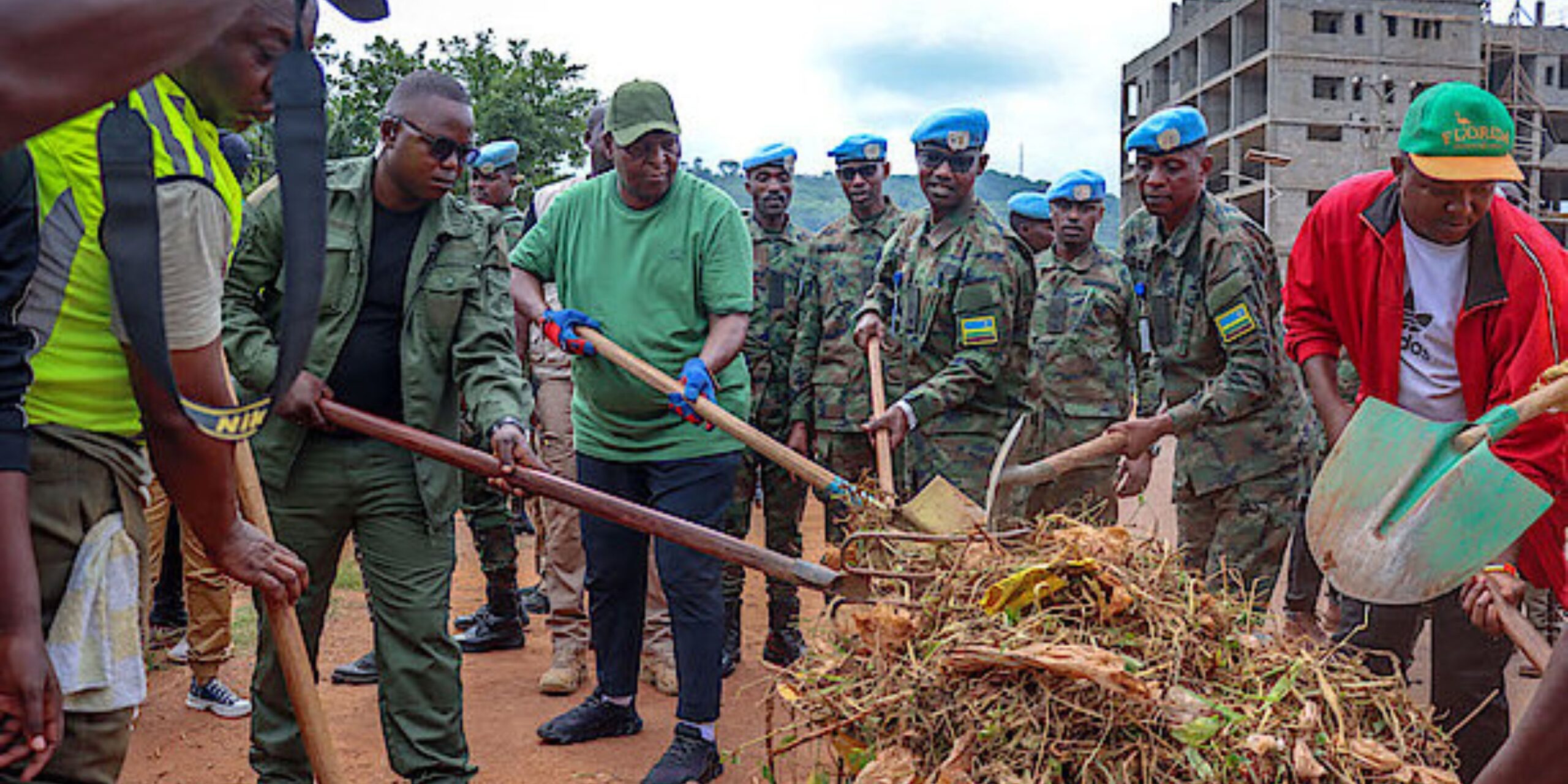 Presidente da República Centro-Africana junta-se a pacifistas de Ruanda em trabalho voluntário